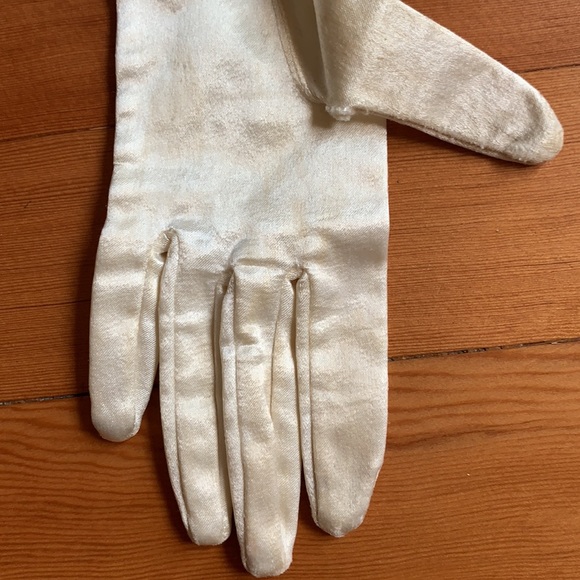 Antique White Satin Long Vintage Evening Gloves - Picture 6 of 7